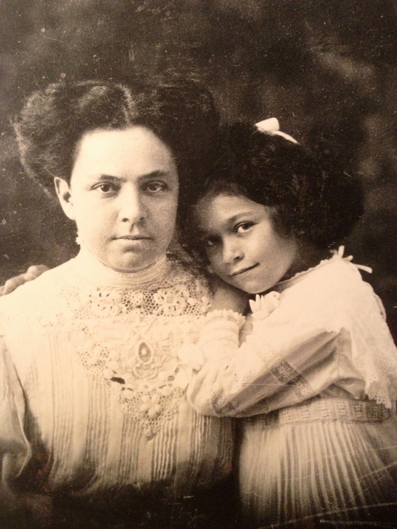 Leni Yahil im Kindesalter mit ihrer Mutter Helene Westphal, geborene Simon © Privatbesitz